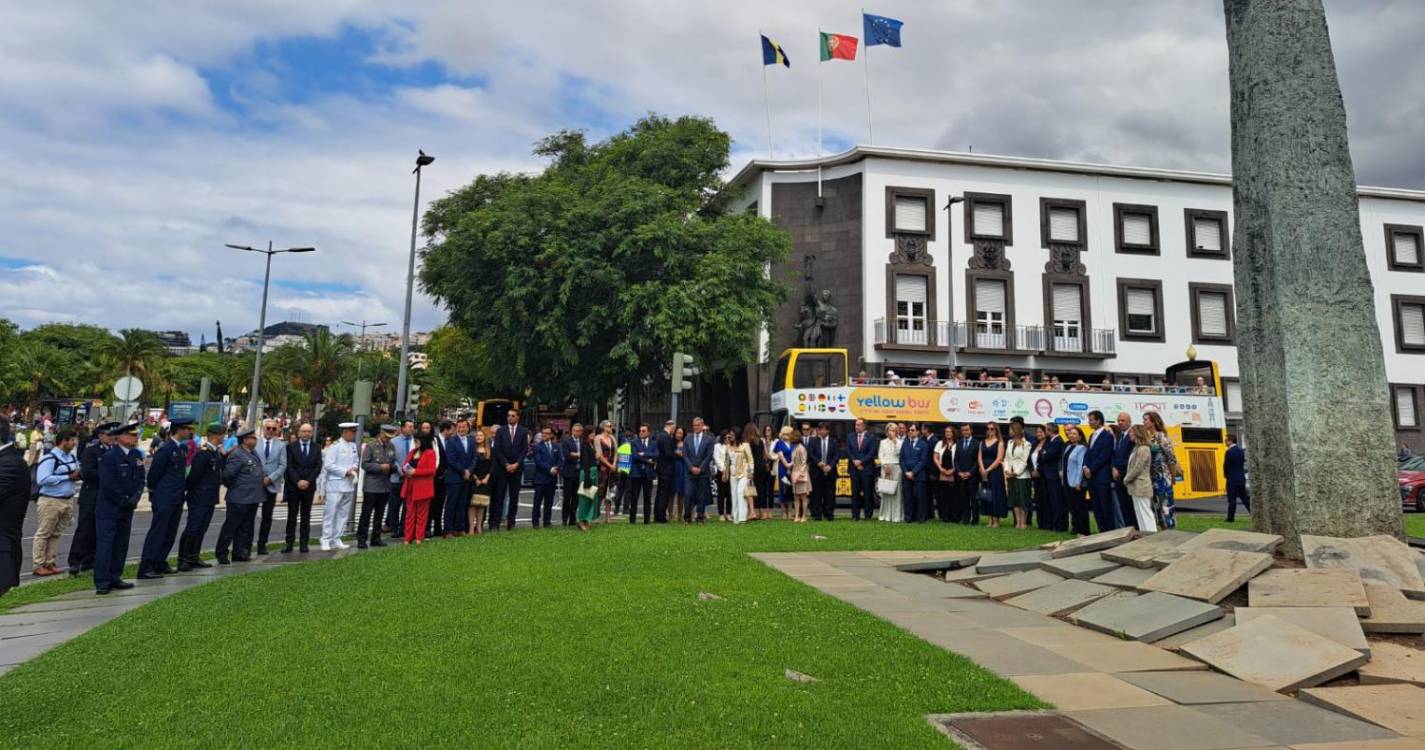 Muitos madeirenses e turistas assistem à cerimónia de deposição de flores