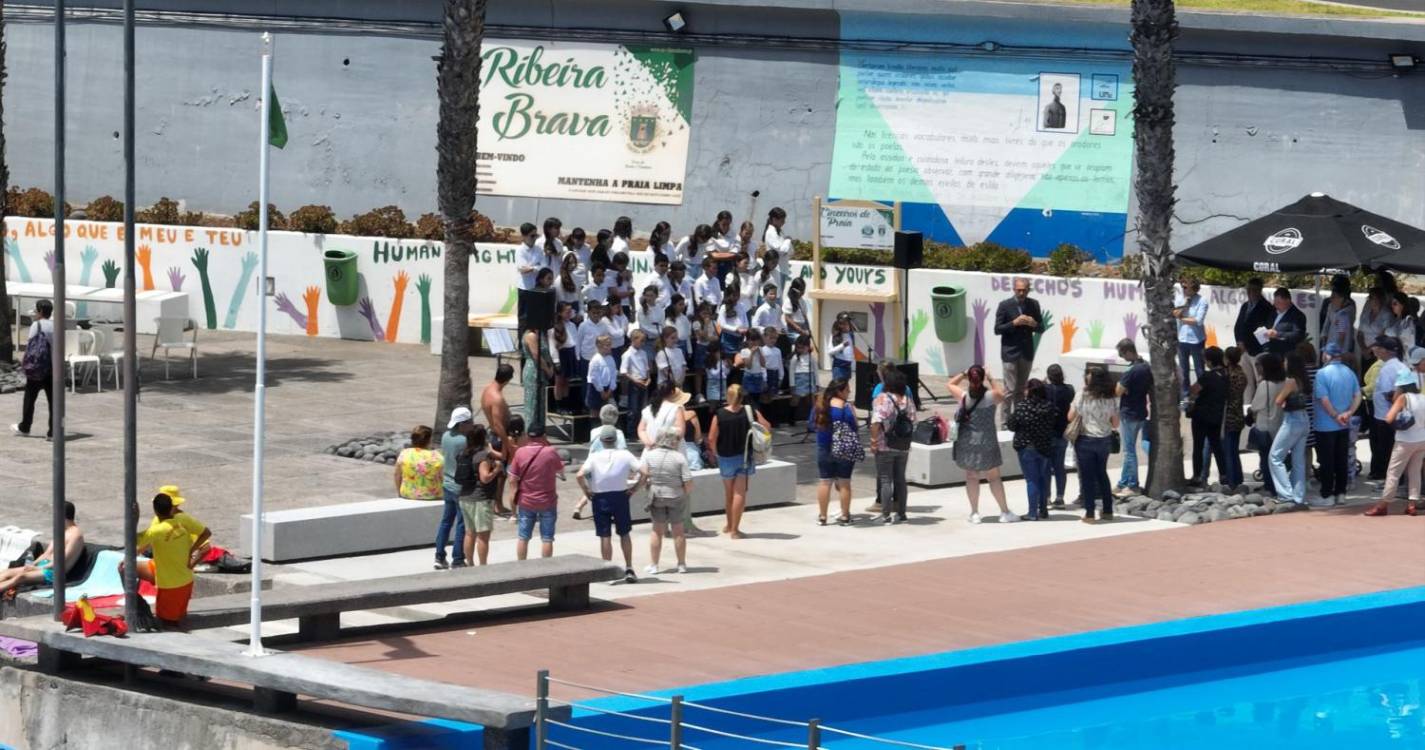 Hasteada bandeira azul na Praia da Ribeira Brava