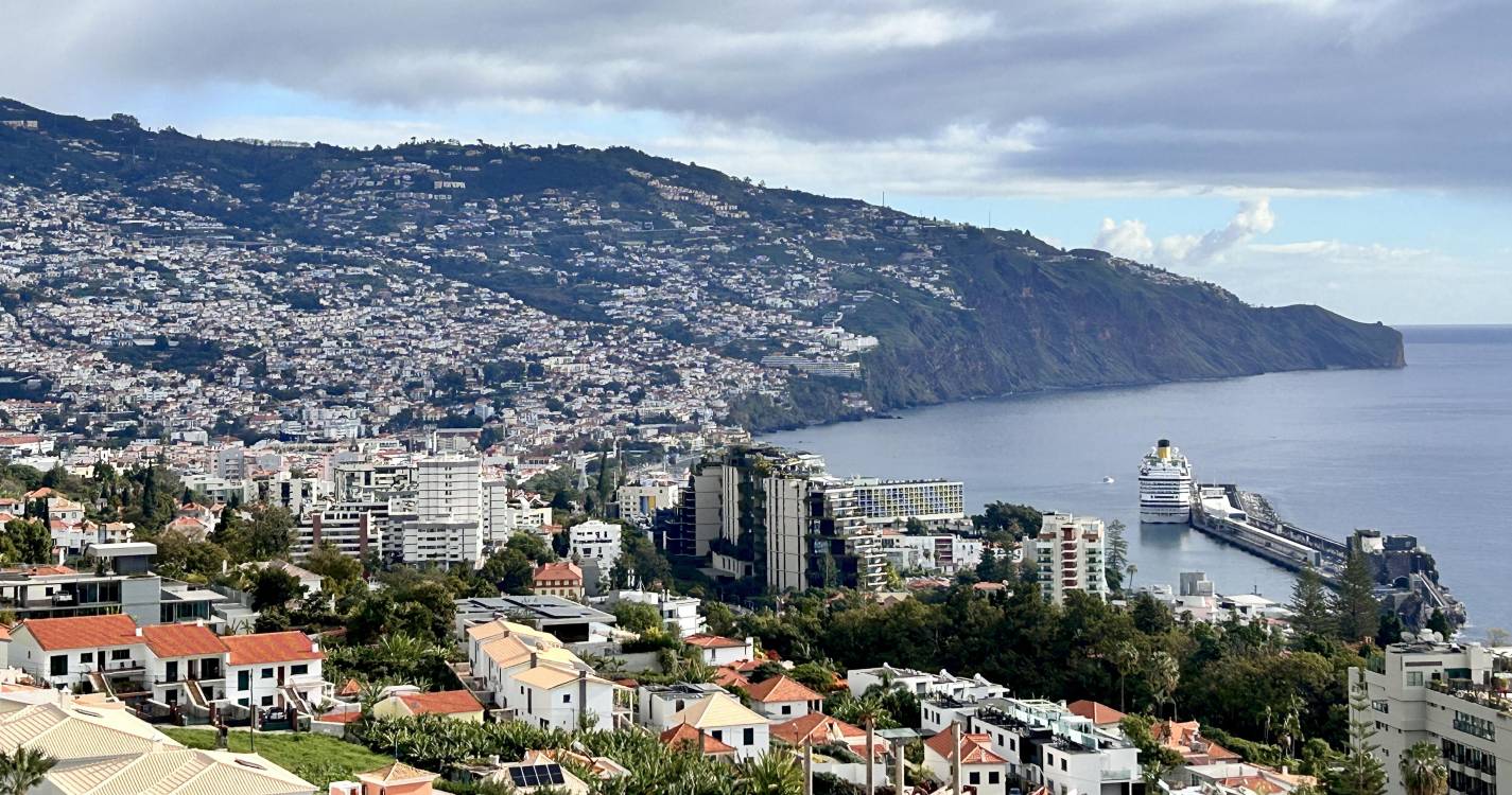 Mais de quatro mil pessoas desembarcaram hoje no Funchal