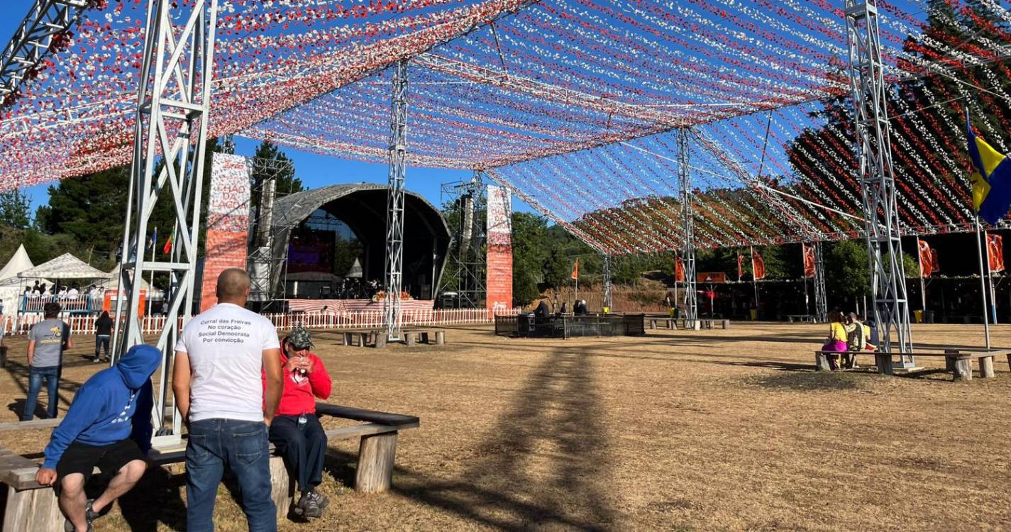 Tudo a postos para a festa do PSD (com fotos)