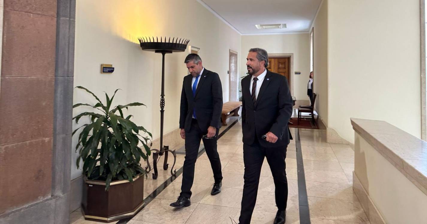 Ambiente descontraído antes do início da derradeira reunião entre governo e Chega