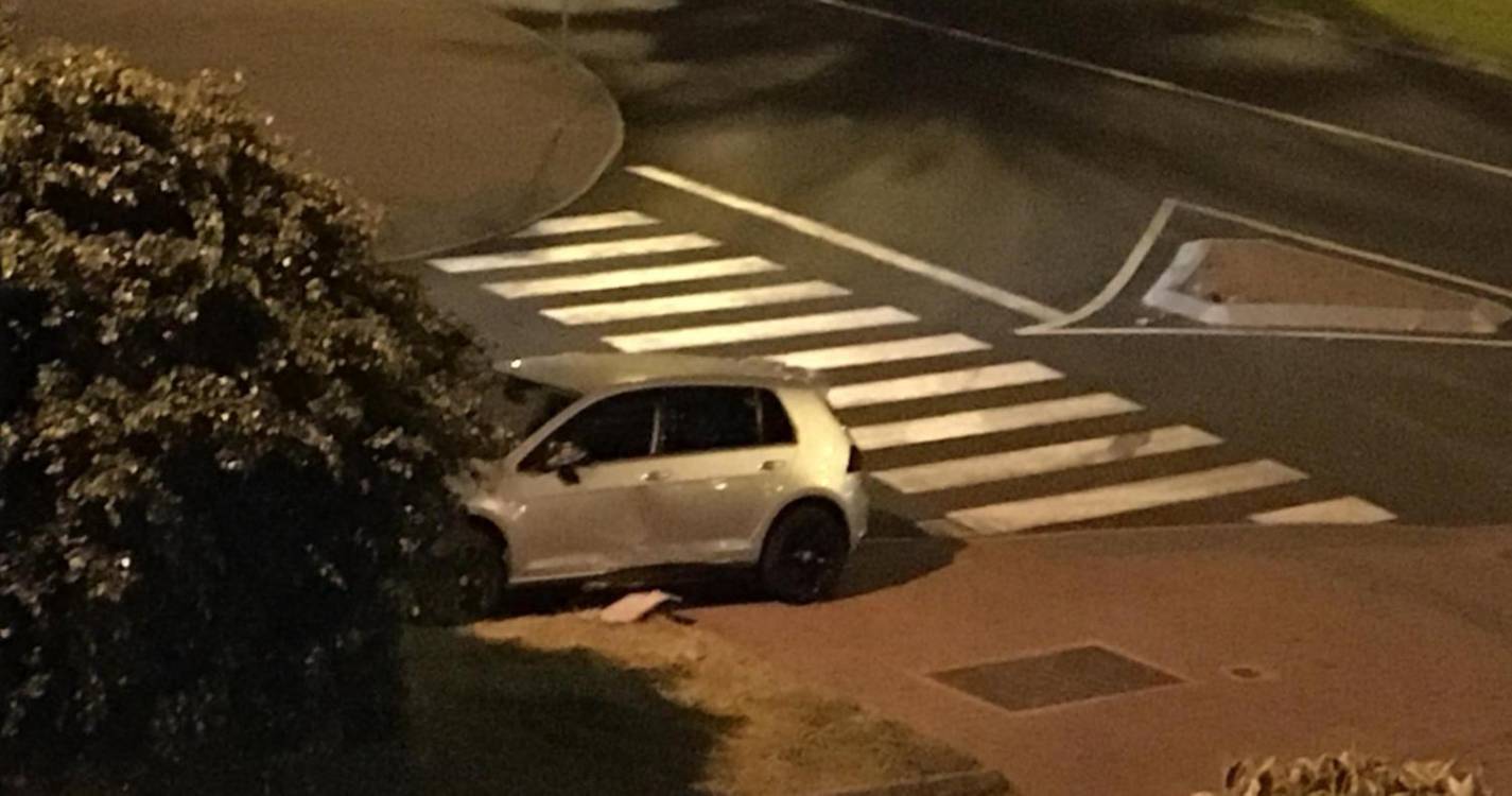 Condutor despistou-se e derrubou sinalética na Rua Nova do Vale da Ajuda (com fotos)
