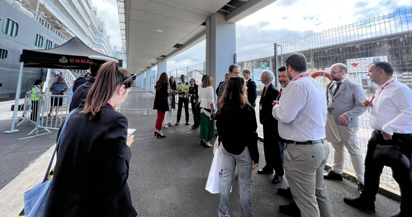 Troca de placas a bordo do ‘Queen Anne’ esta manhã