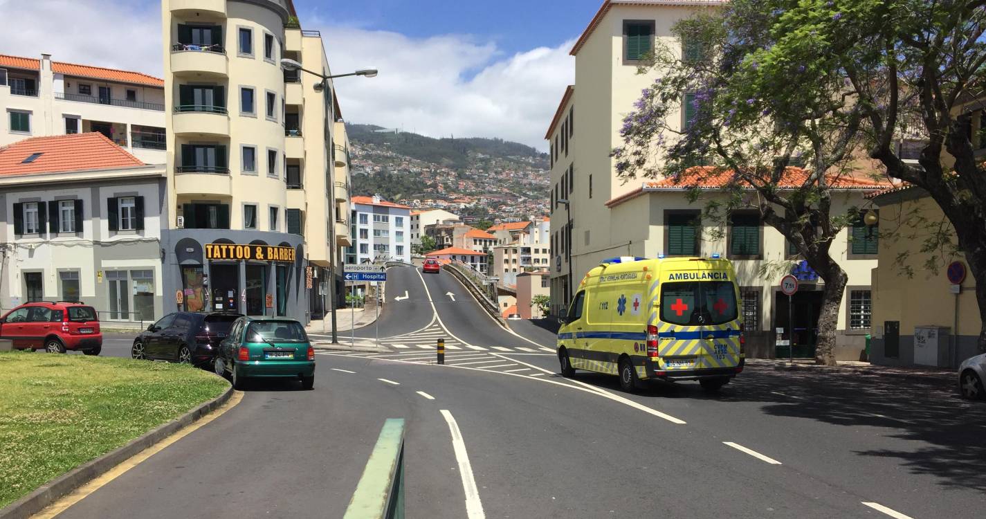 Mulher ferida após queda provocada por buraco na via pública