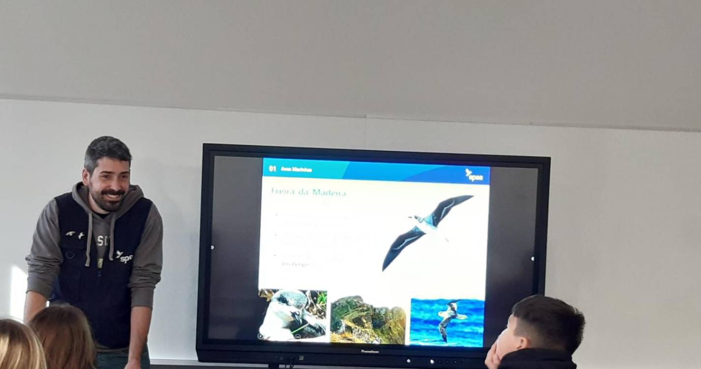 Teatro ‘Lixo Marinho’ animou Escola Secundária da Ribeira Brava