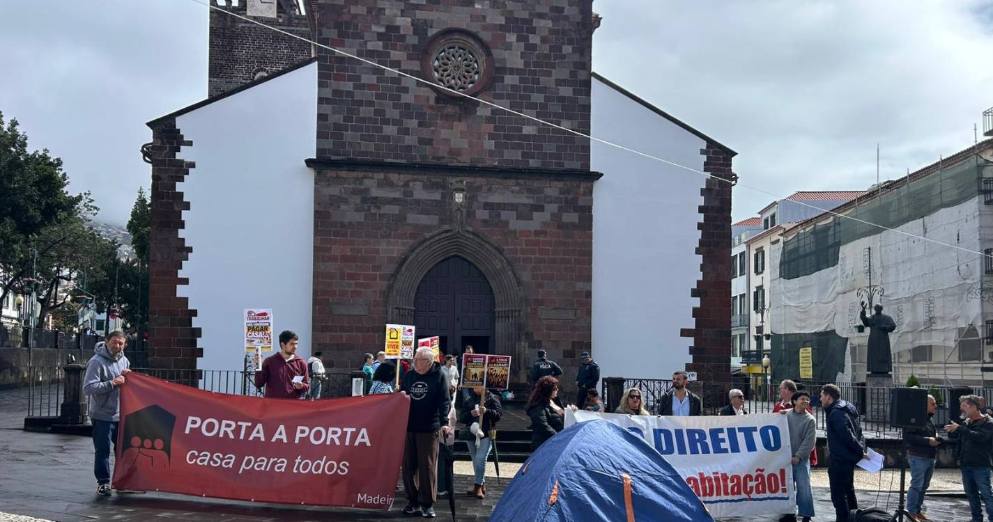 Manifestação sobre o direito à habitação reúne dezenas de pessoas no Funchal (com fotos)