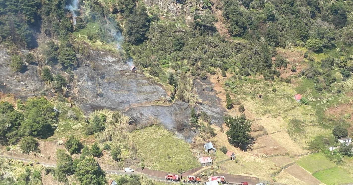 Incêndio no Faial mobiliza três corporações e ameaça zona da Laurissilva (com fotos e vídeo)