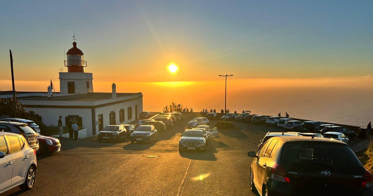 ‘Enchente’ junto ao farol da Ponta do Pargo para assistir ao pôr do sol (com fotos)