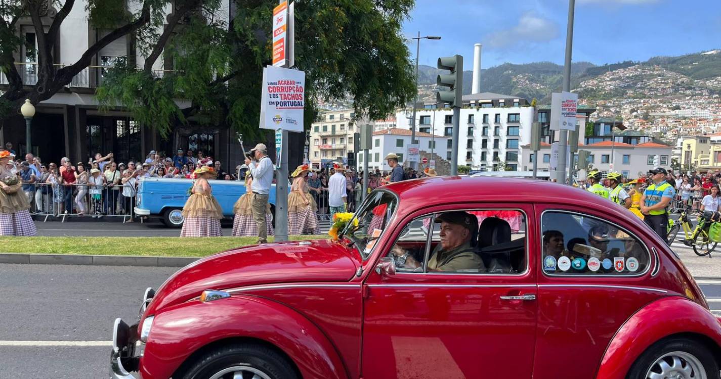 202 viaturas clássicas animam esta tarde pela Avenida (com fotos e vídeos)