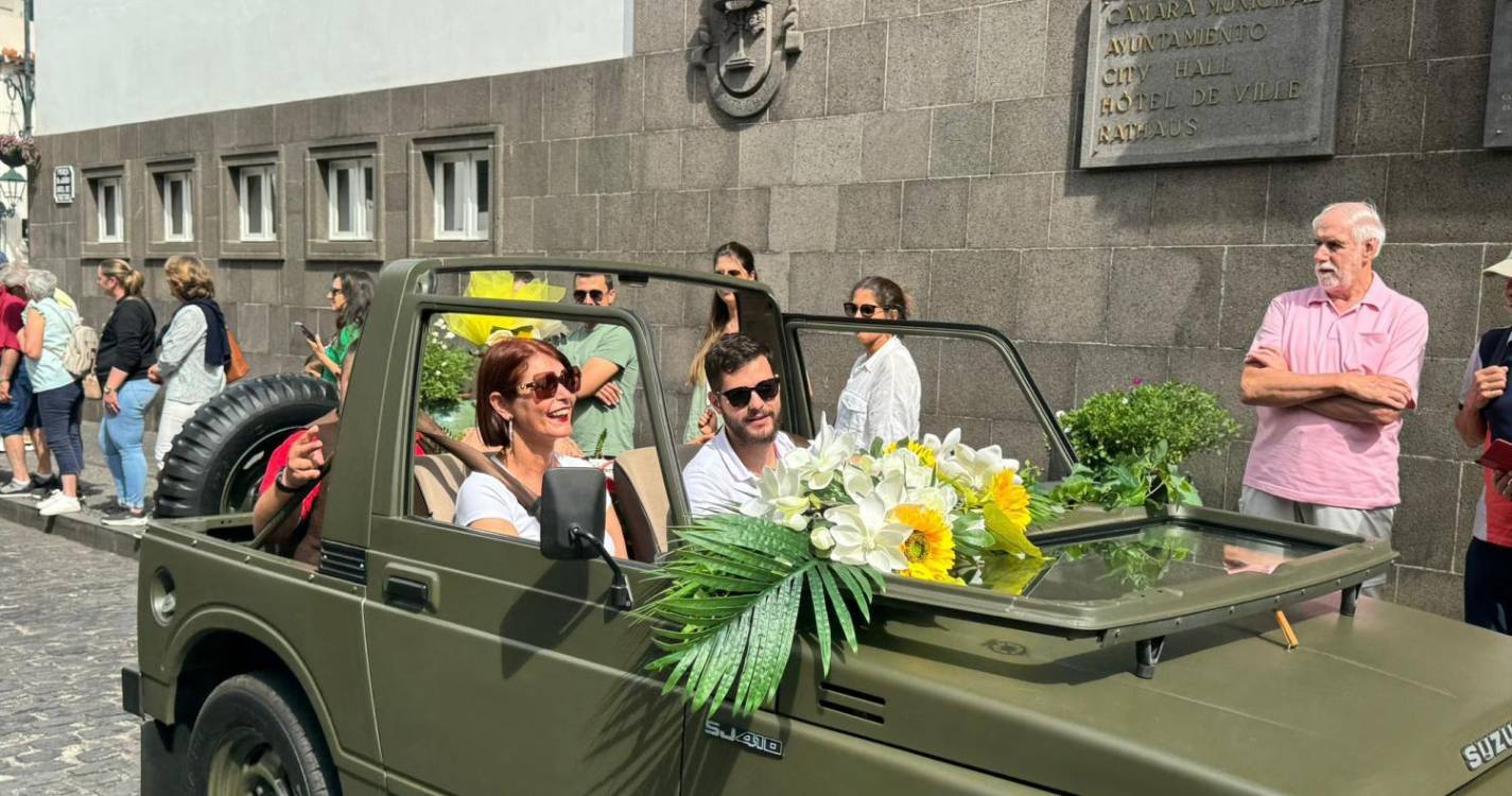 Carros clássicos e cortejo encerram Santa Cruz em Flor em beleza (com fotos)