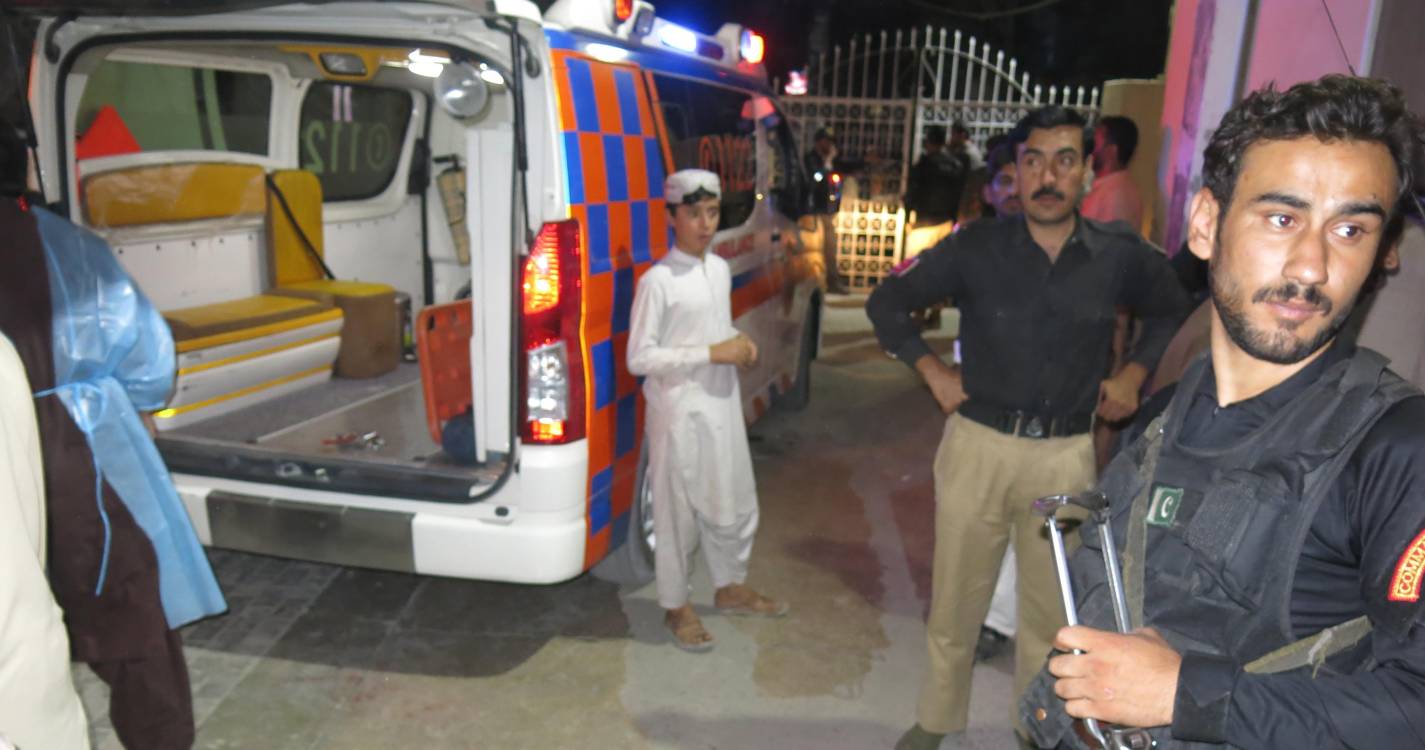 Atentado suicida em comício político faz 13 mortos no Paquistão