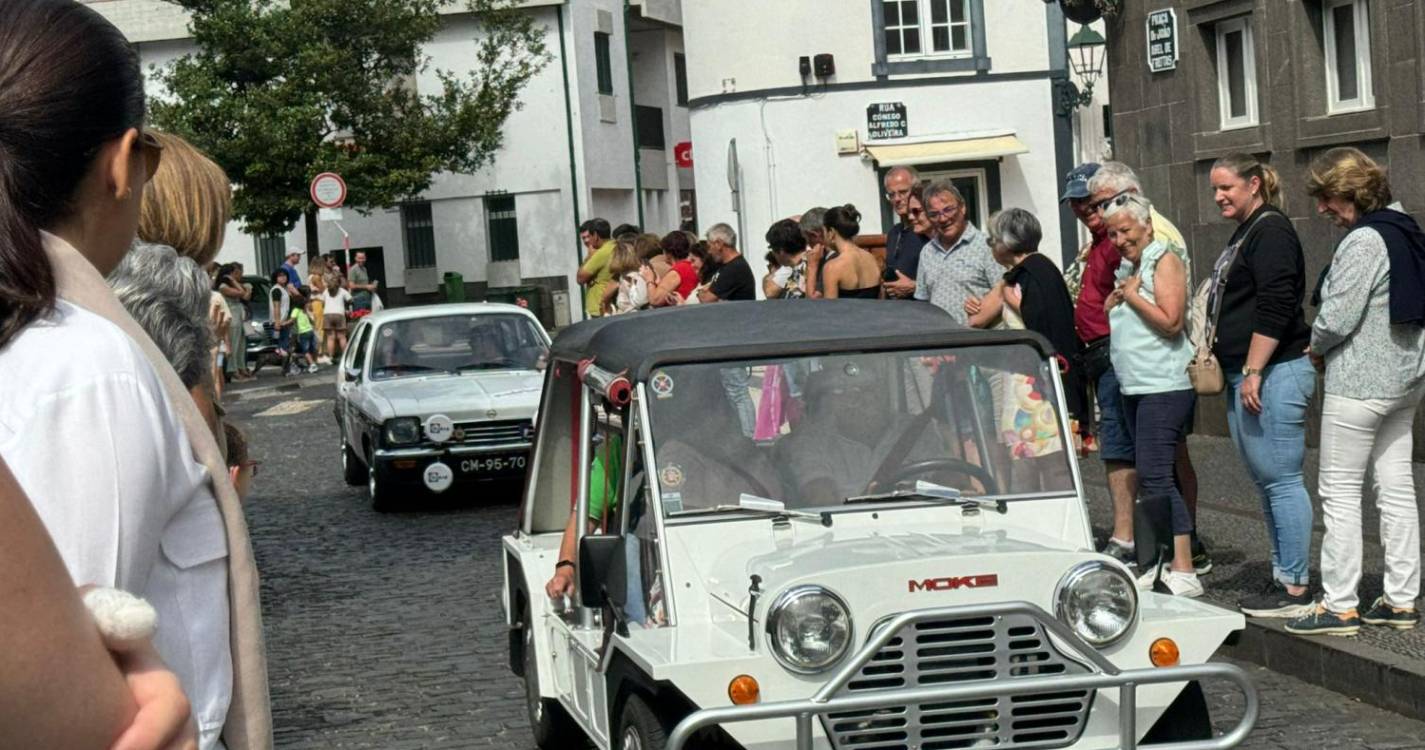 Carros clássicos e cortejo encerram Santa Cruz em Flor em beleza (com fotos)