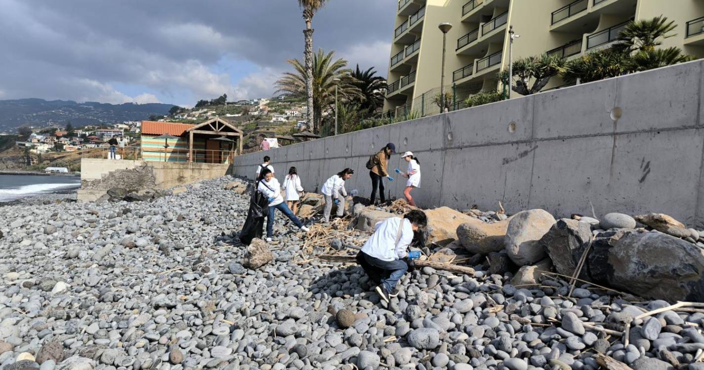Cerca de 100 jovens recolheram mais de 30 kg de lixo na Praia Formosa esta manhã