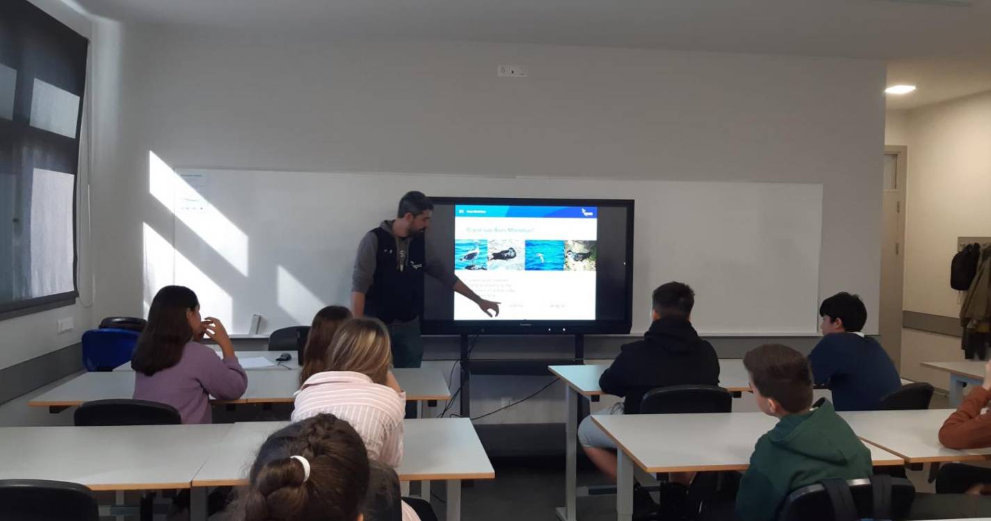 Teatro ‘Lixo Marinho’ animou Escola Secundária da Ribeira Brava