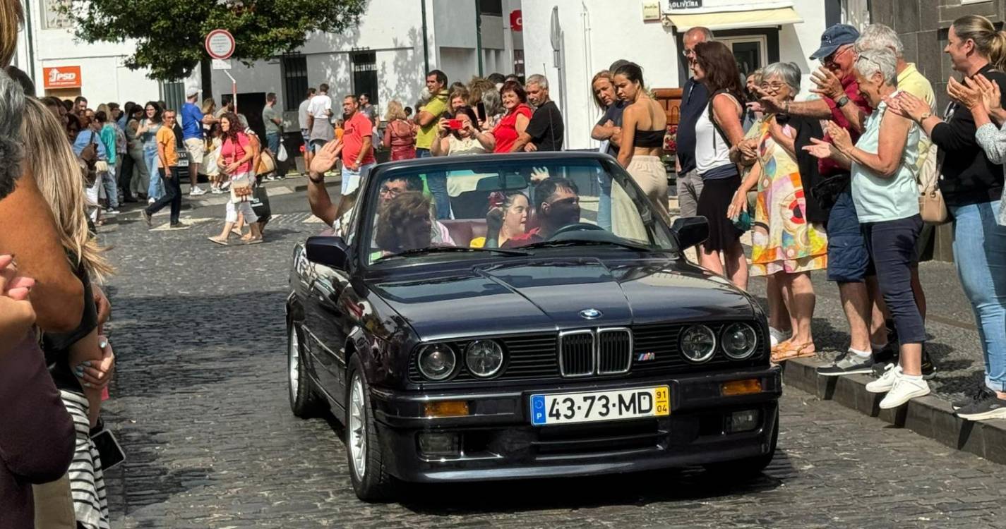Carros clássicos e cortejo encerram Santa Cruz em Flor em beleza (com fotos)