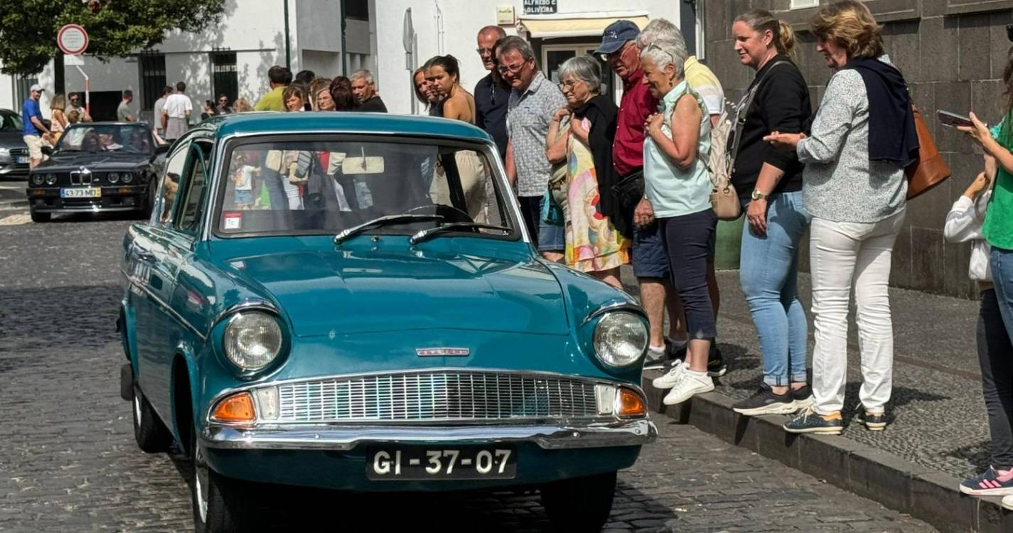Carros clássicos e cortejo encerram Santa Cruz em Flor em beleza (com fotos)