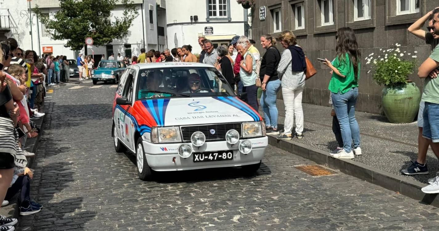 Carros clássicos e cortejo encerram Santa Cruz em Flor em beleza (com fotos)