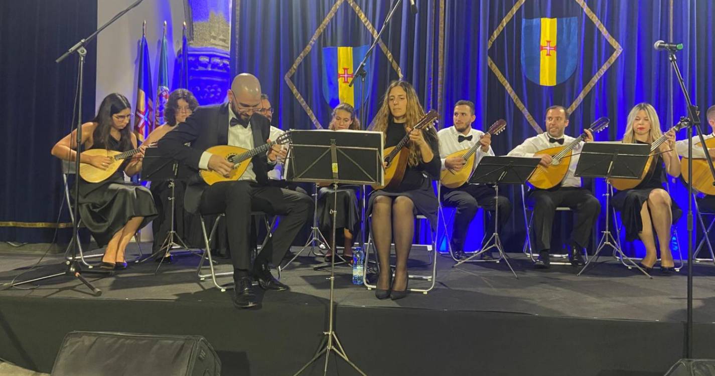 Veja como o tenor Carlos Guilherme cantou Max com a Orquestra de Bandolins