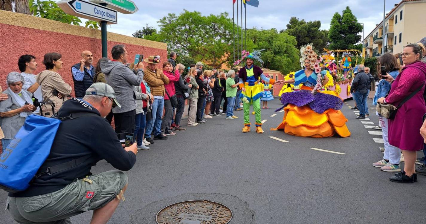 Cortejo da Festa da Cebola cheio de cor e alegria