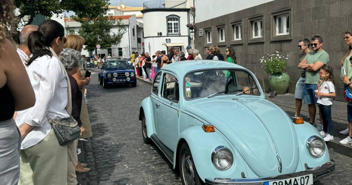 Carros clássicos e cortejo encerram Santa Cruz em Flor em beleza (com fotos)