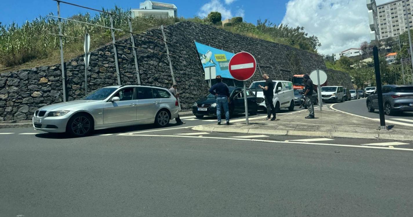 Choque junto à Rotunda da Quinta Magnólia provoca congestionamento no trânsito