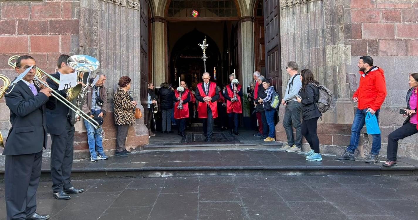 Procissão da Ressurreição do Senhor junta centenas de fiéis (com fotos e vídeo)