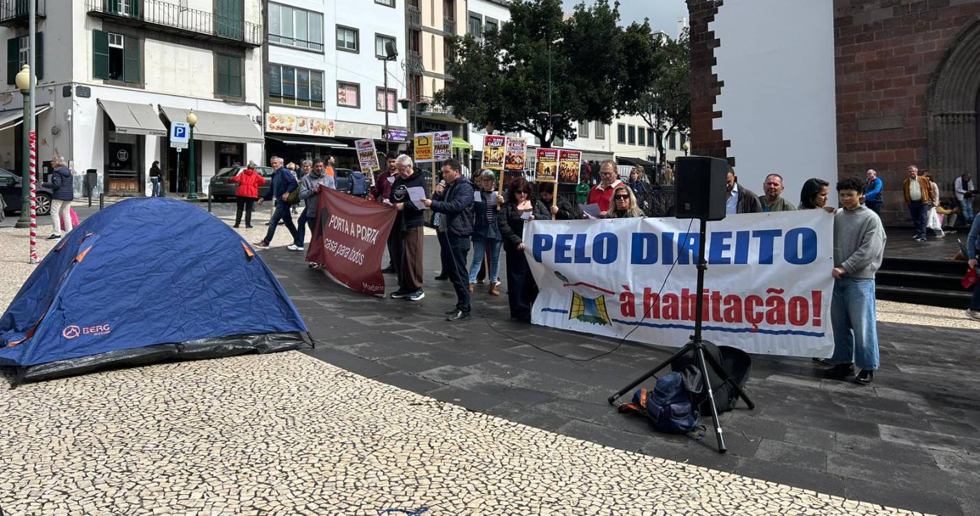 Manifestação sobre o direito à habitação reúne dezenas de pessoas no Funchal (com fotos)