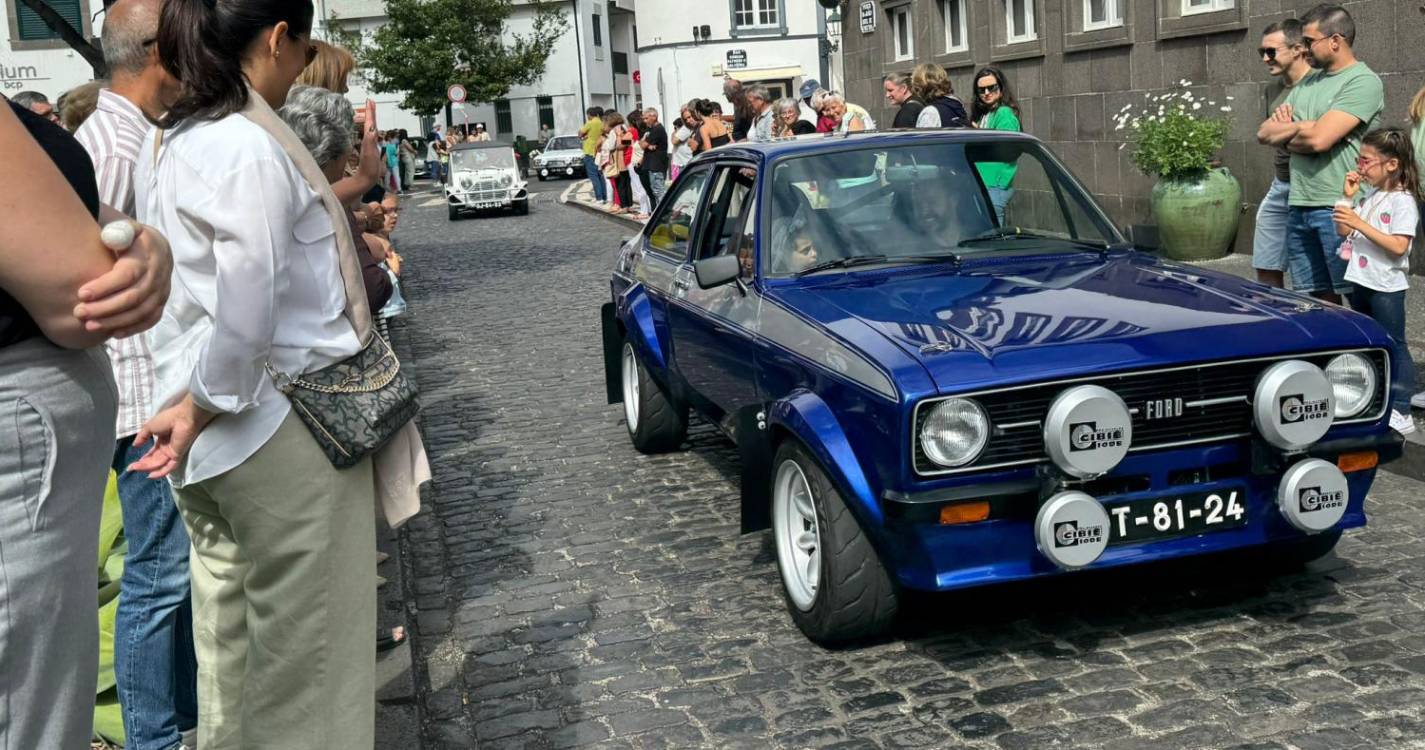 Carros clássicos e cortejo encerram Santa Cruz em Flor em beleza (com fotos)
