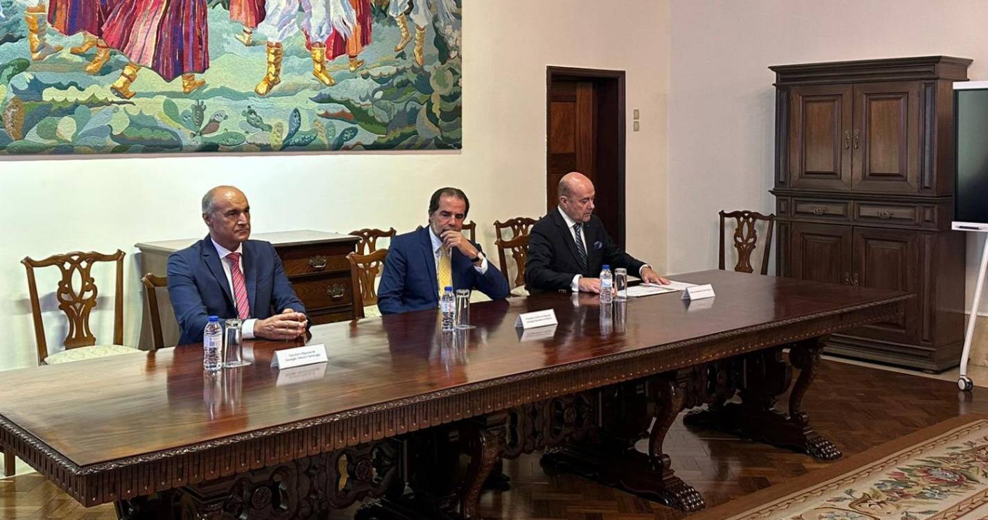 17 alunos recebem bolsas de mérito do Governo Regional