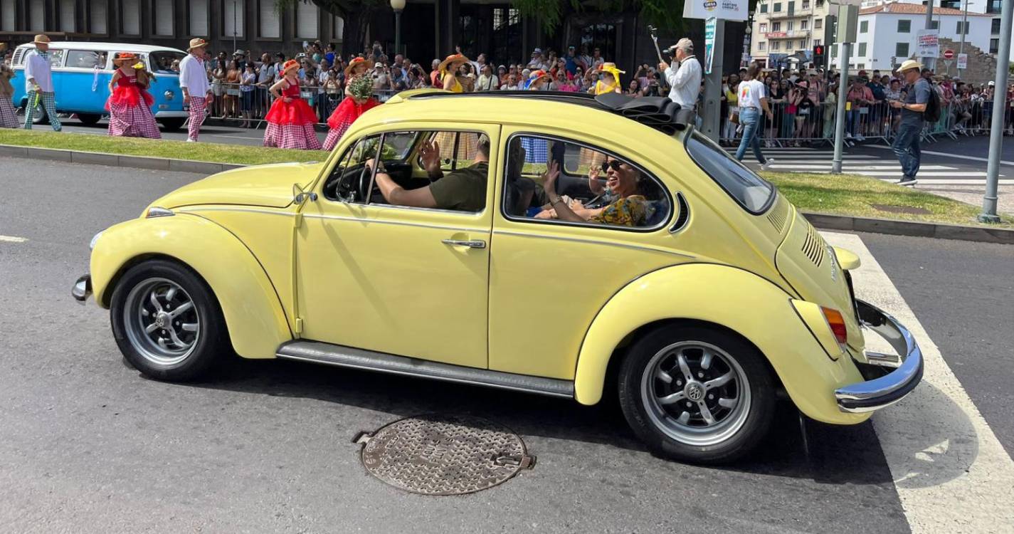 202 viaturas clássicas animam esta tarde pela Avenida (com fotos e vídeos)