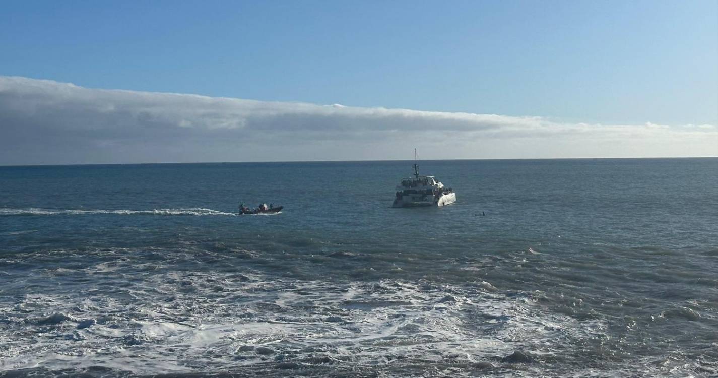 Populares e Polícia Marítima já conseguiram salvar os dois jovens (com vídeo)
