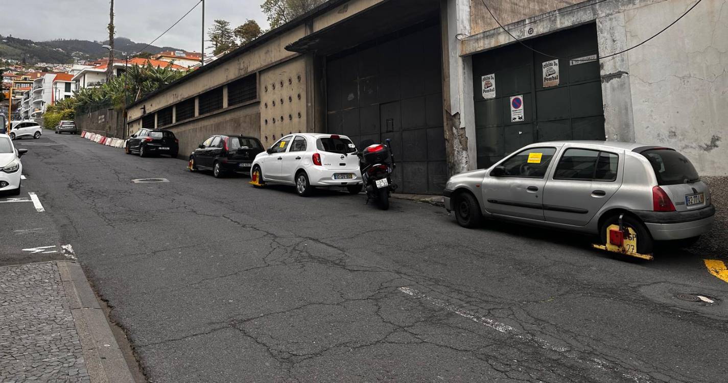 Carros multados na Rua do Comboio