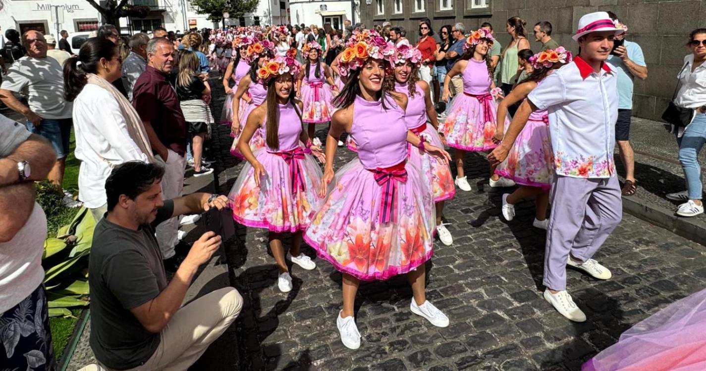 Carros clássicos e cortejo encerram Santa Cruz em Flor em beleza (com fotos)