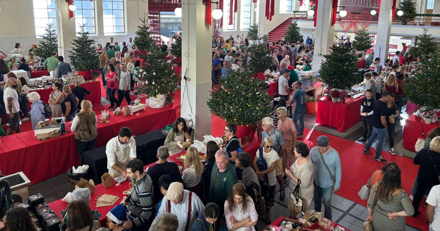 Mercado dos Lavradores inundado com enchente de pessoas para o Natal na Praça