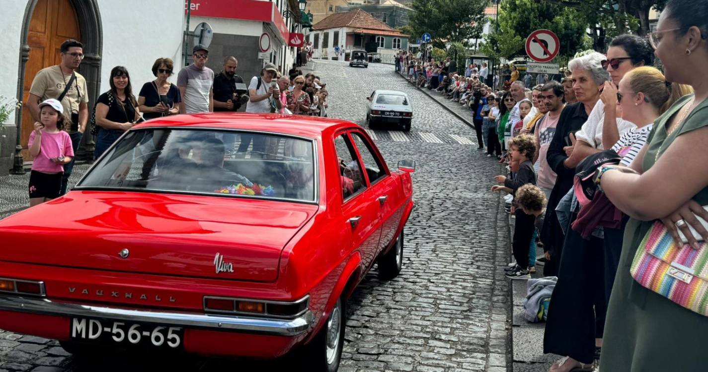Carros clássicos e cortejo encerram Santa Cruz em Flor em beleza (com fotos)