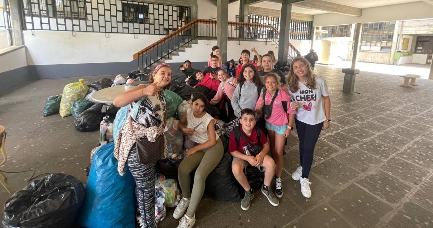 Alunos da Escola Gonçalves Zarco oferecem 631,54 quilos de tampinhas à Associação Sem Limites