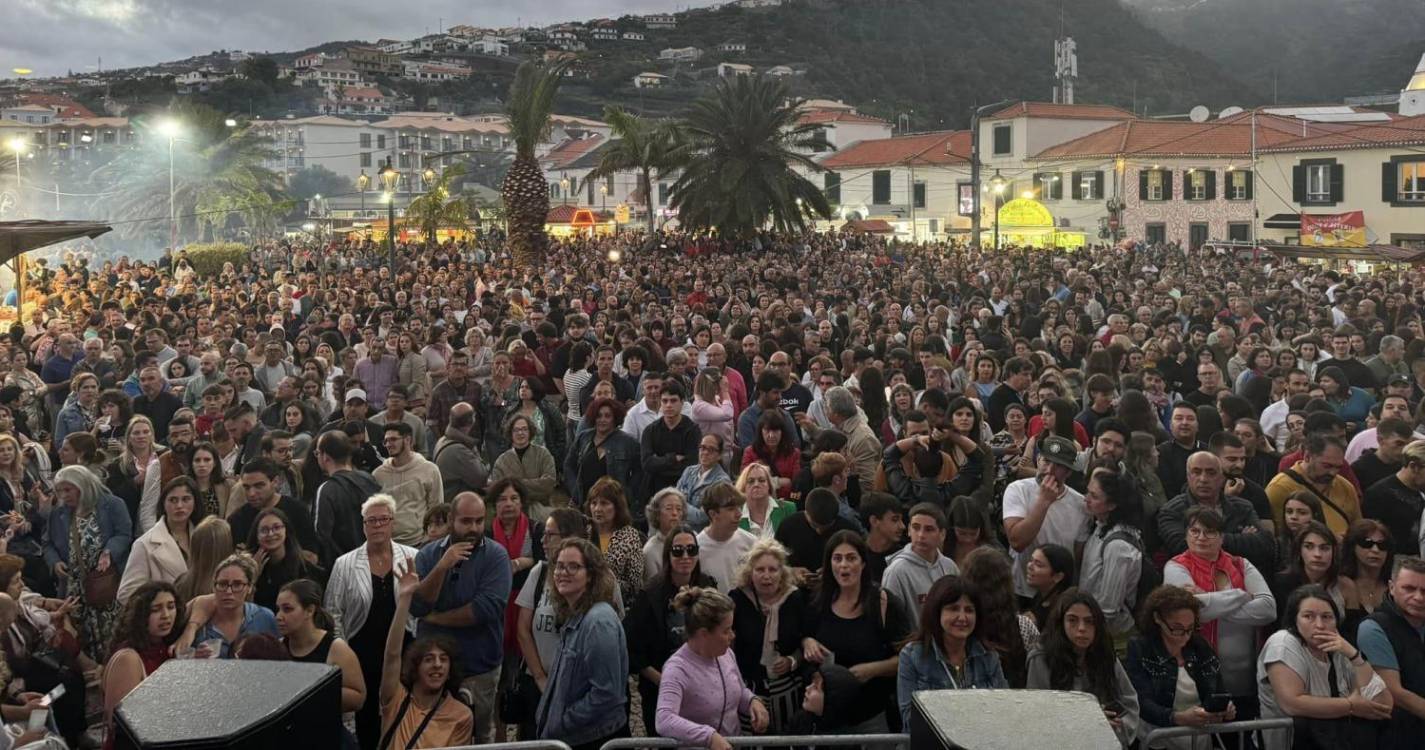 Enchente em Santa Cruz para ver, ouvir e cantar Rui Veloso