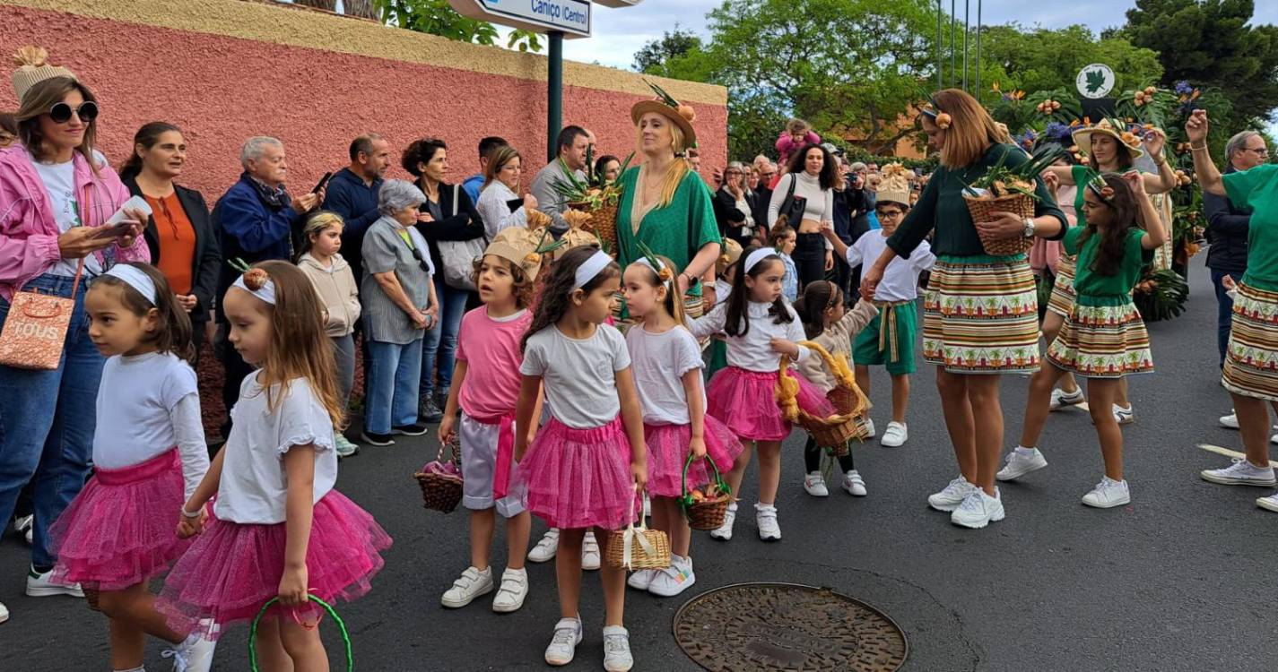 Caniço a abarrotar para ver passar o Cortejo da Cebola
