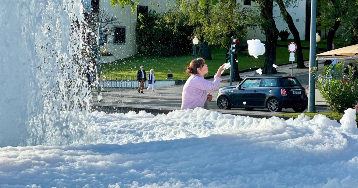 ‘Fonte’ de espuma gera surpresa na Avenida do Mar (com vídeo e fotos)