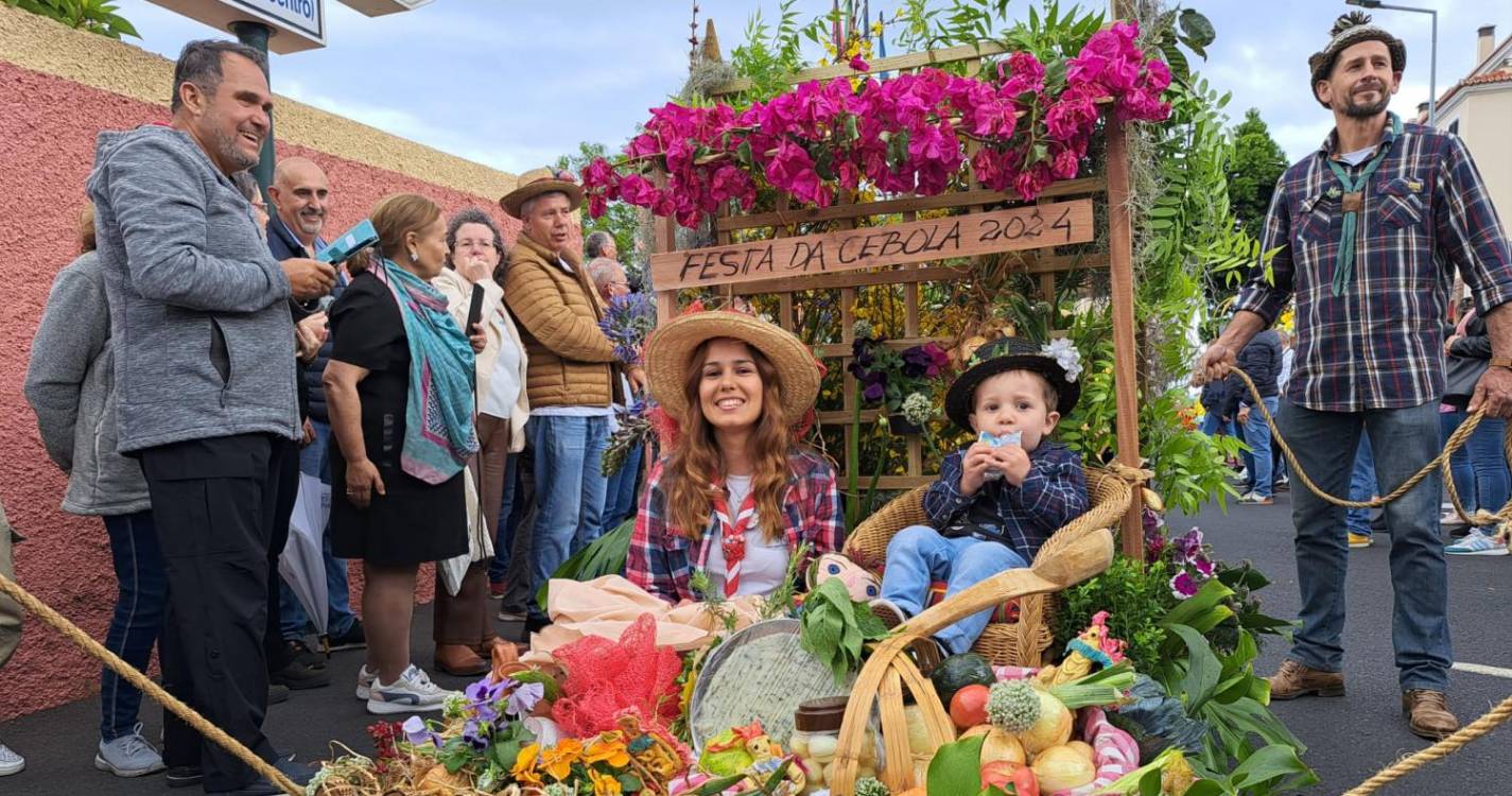 Cortejo da Festa da Cebola cheio de cor e alegria