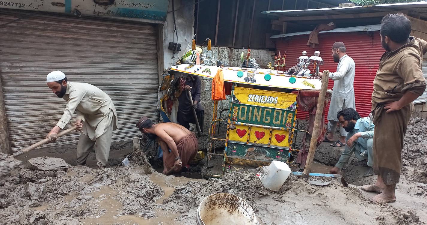 Paquistão tenta localizar 150 desaparecidos nas chuvas torrenciais