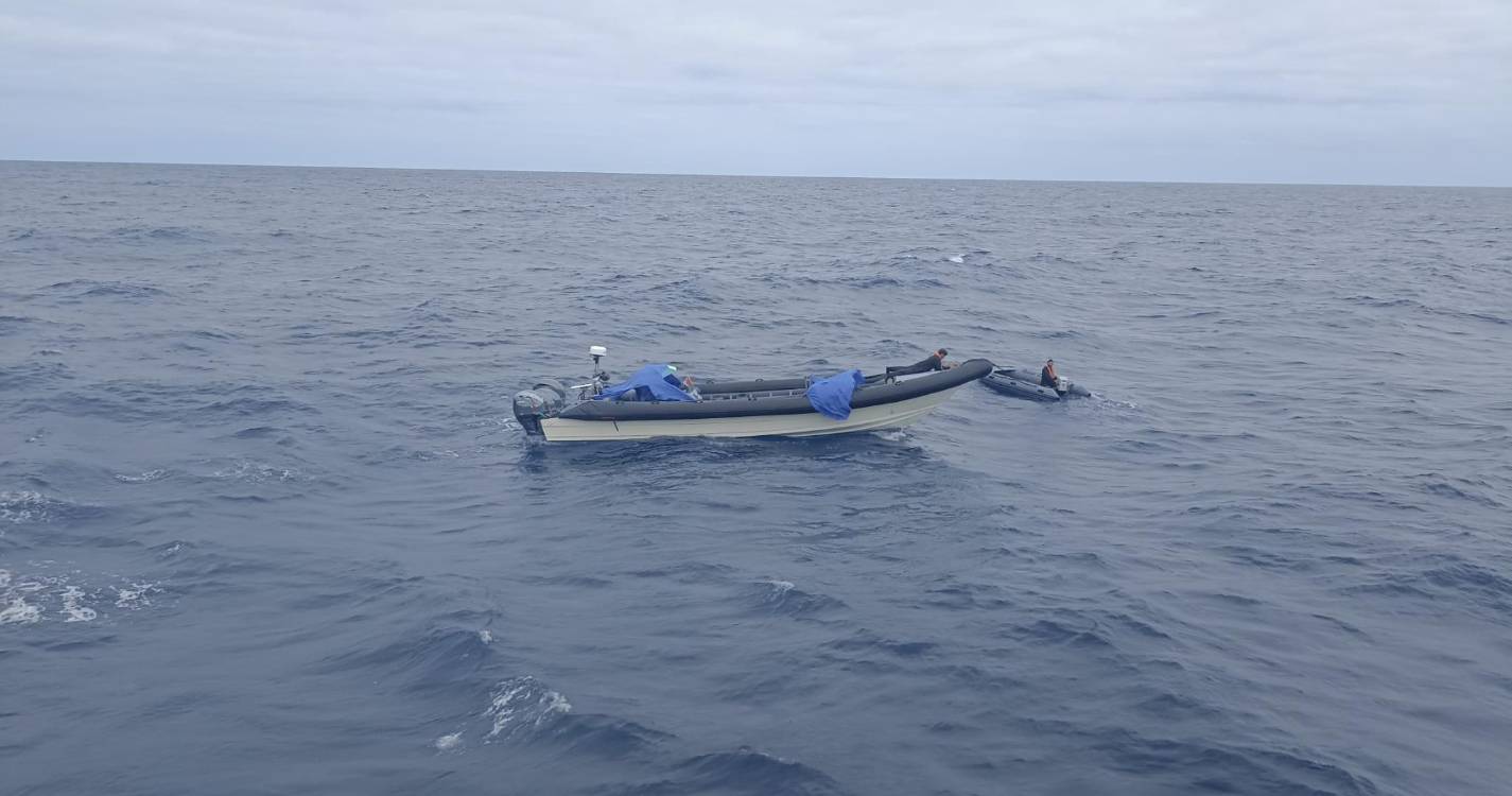 Quatro tripulantes da embarcação que se encontrava à deriva foram resgatados pela Marinha