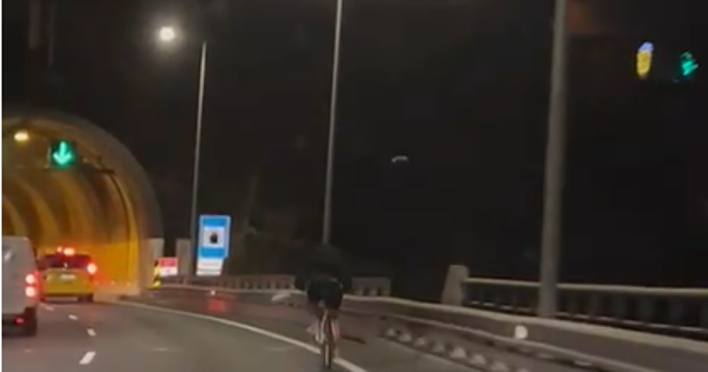 Ciclista surpreende condutores na via rápida (com vídeo)