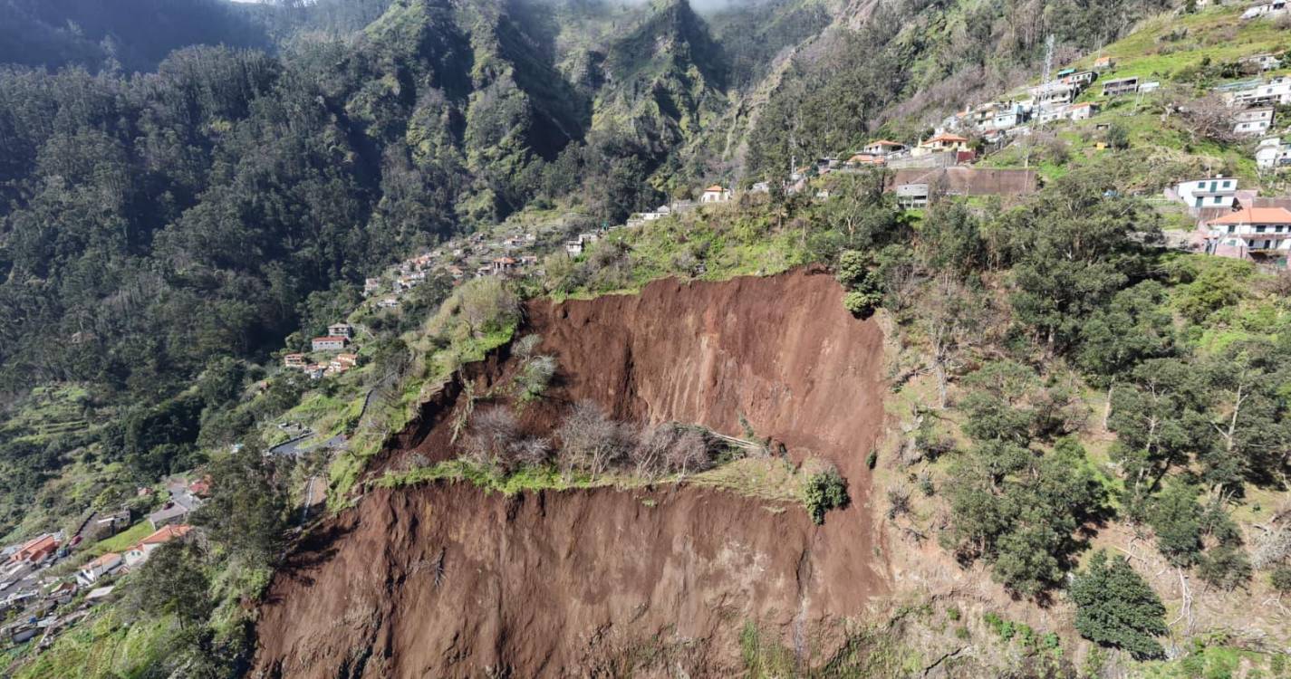 Derrocada no Curral das Freiras pode levar à evacuação de habitações