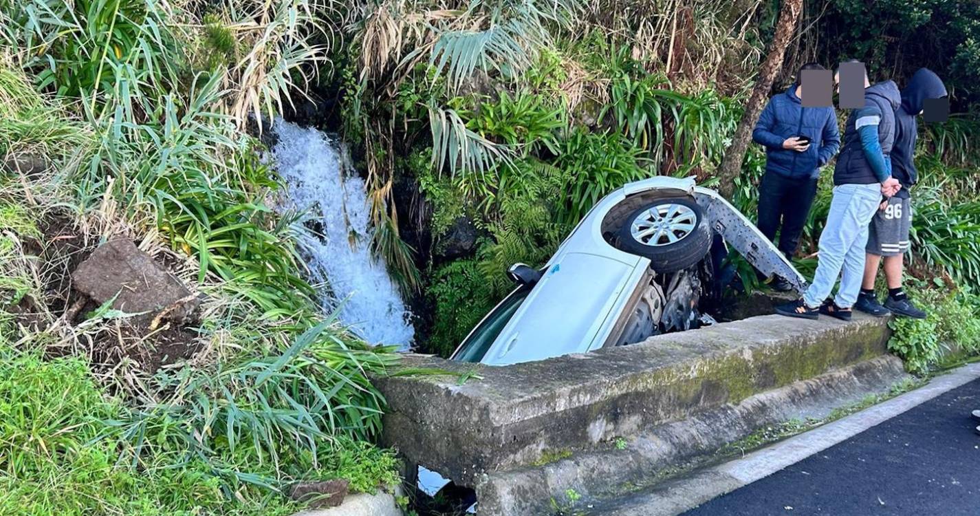 Viatura cai num buraco da queda de água na Ponta Delgada