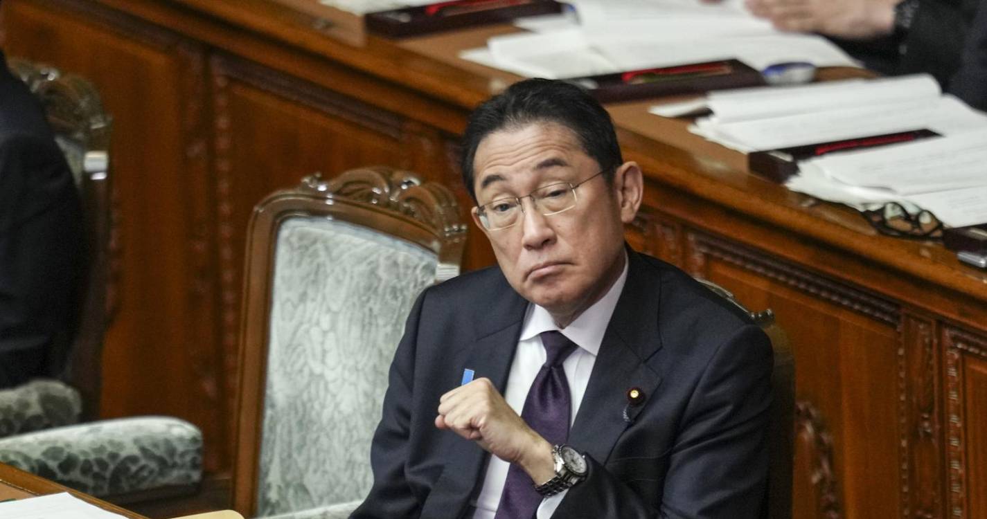 PM japonês apresenta desculpas por escândalos de corrupção no país