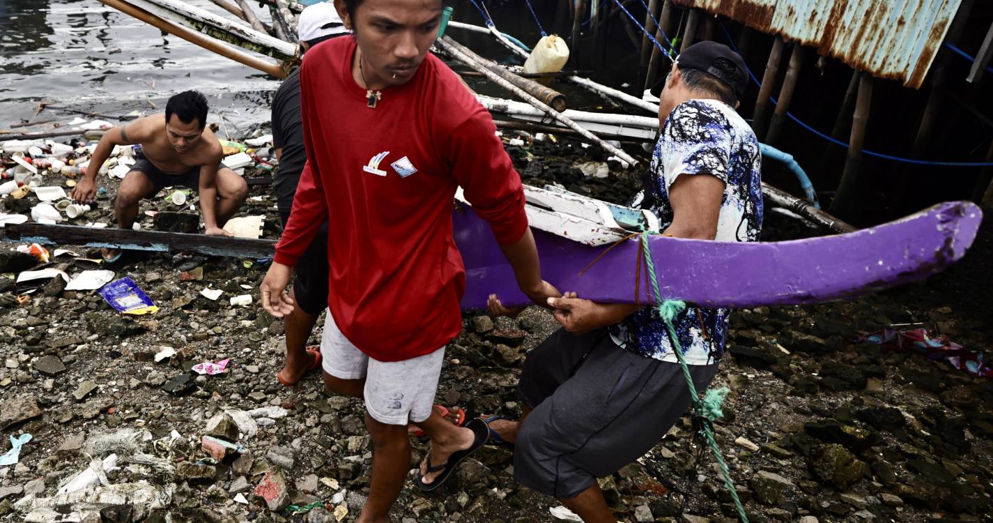 Filipinas deslocam 400.000 pessoas e confirmam três mortes com passagem do tufão Bualoi