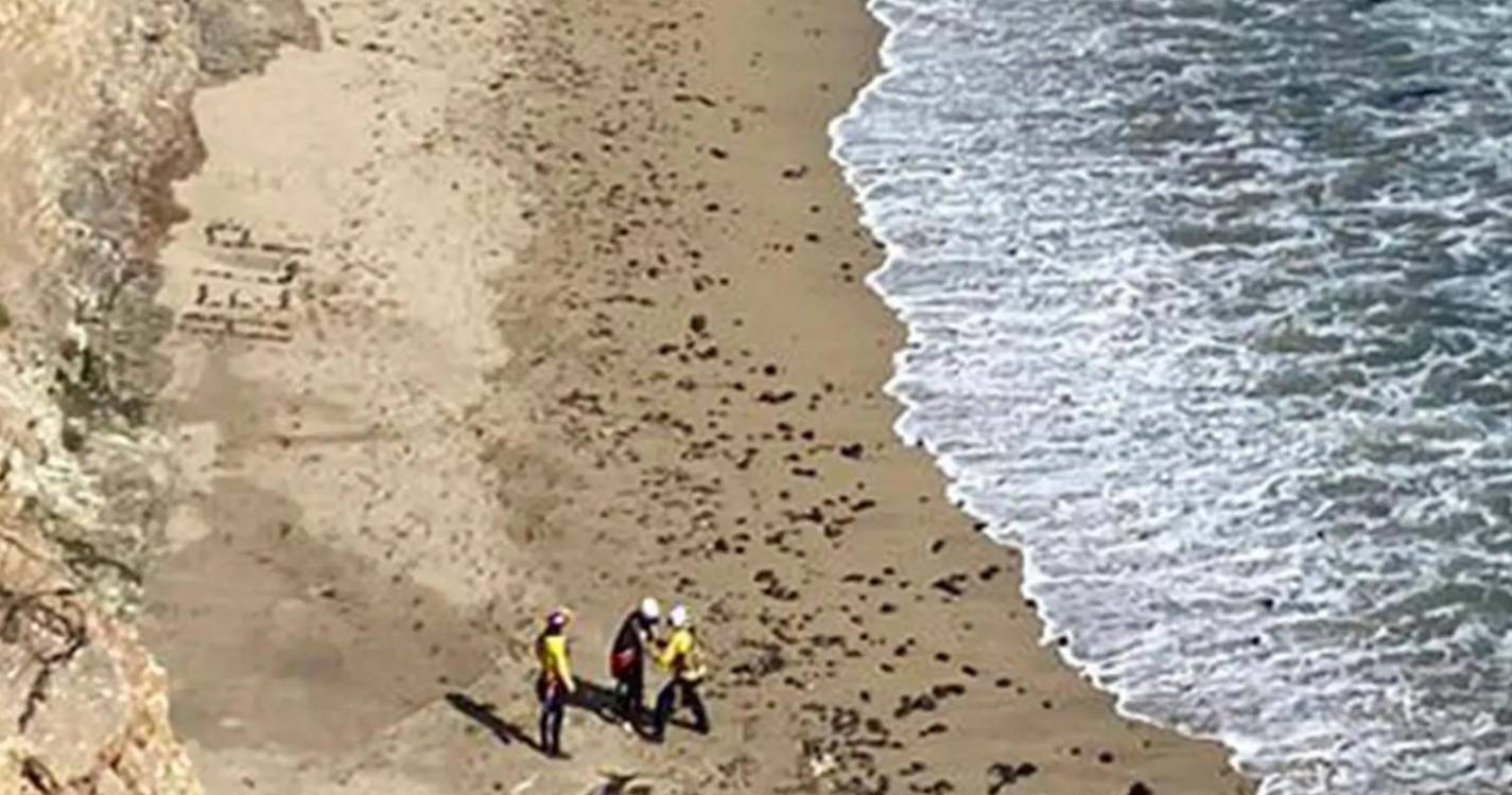 Praticante de kitesurf resgatado de praia remota após criar sinal ‘HELP’ com pedras