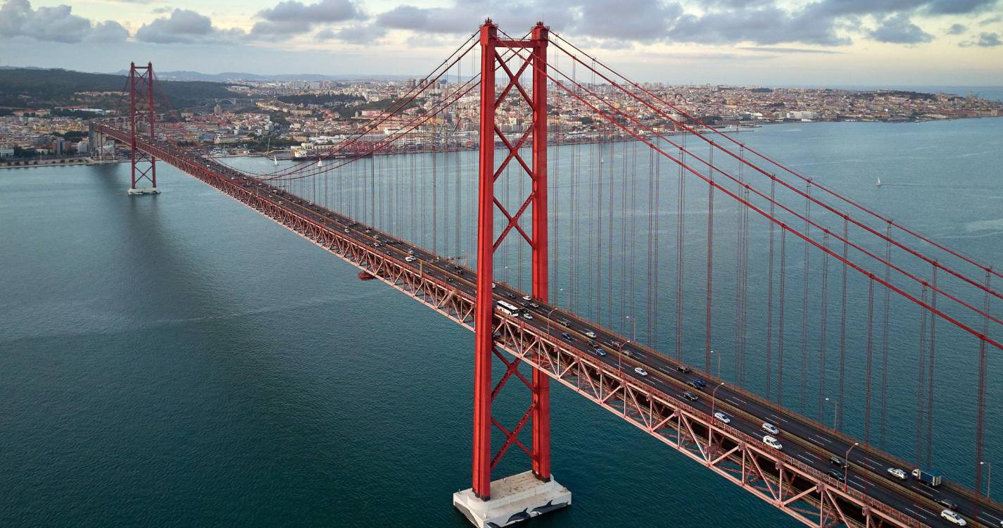 Mau tempo: Deslizamento de terras corta acesso da Ponte 25 de Abril para a A5 no sentido Lisboa-Cascais