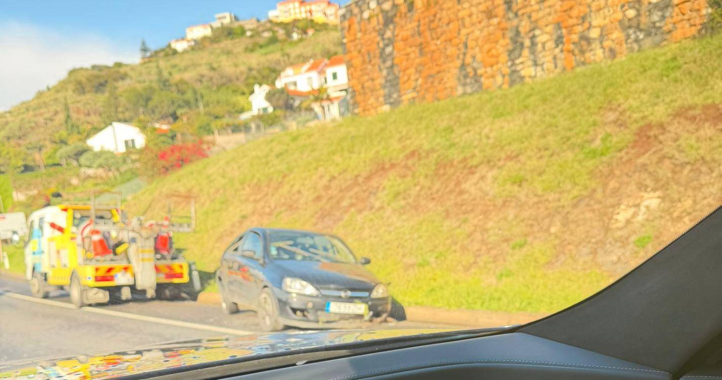 Despiste com capotamento no Porto Novo faz um ferido